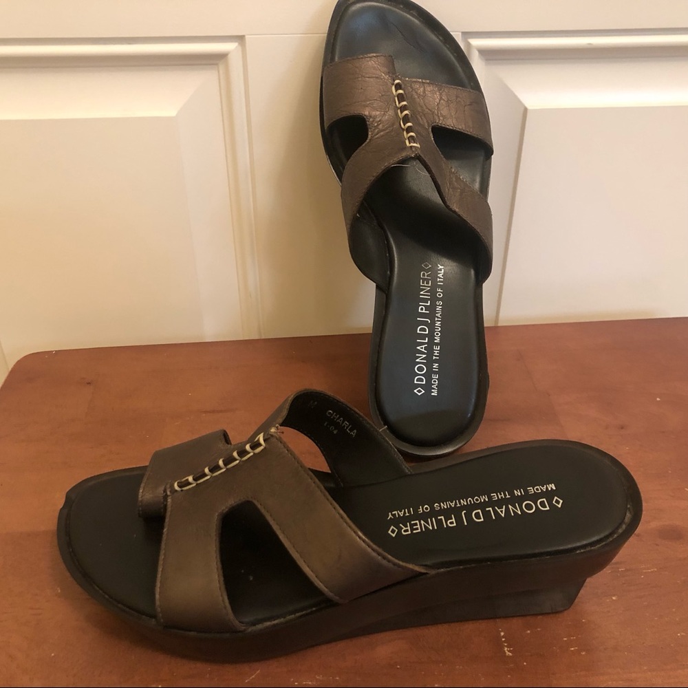 Like new!  Donald J Pliner Charla Wedge Sandals Size 7 1/2 brown bronze & Black